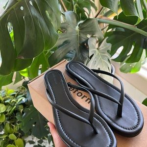 NIB Reformation Loveleen thong sandal